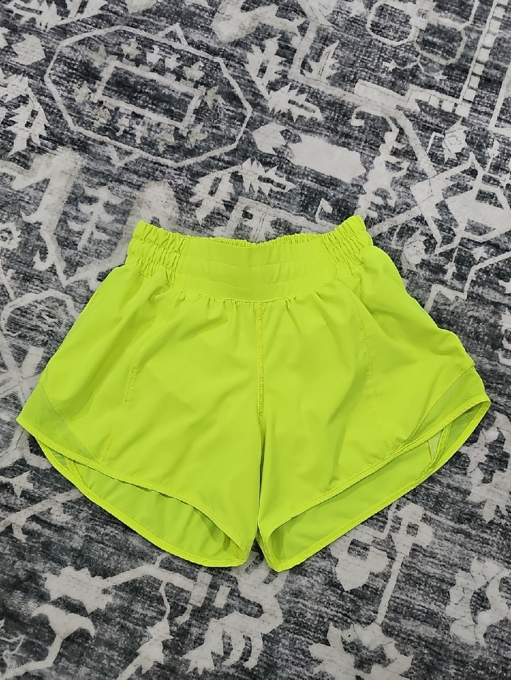 Lululemon Hotty Hot LR Short 4” Lined Swift Size 4 Highlight Yellow Size 2